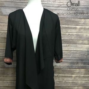 Small lularoe Shirley embroidered sleeve